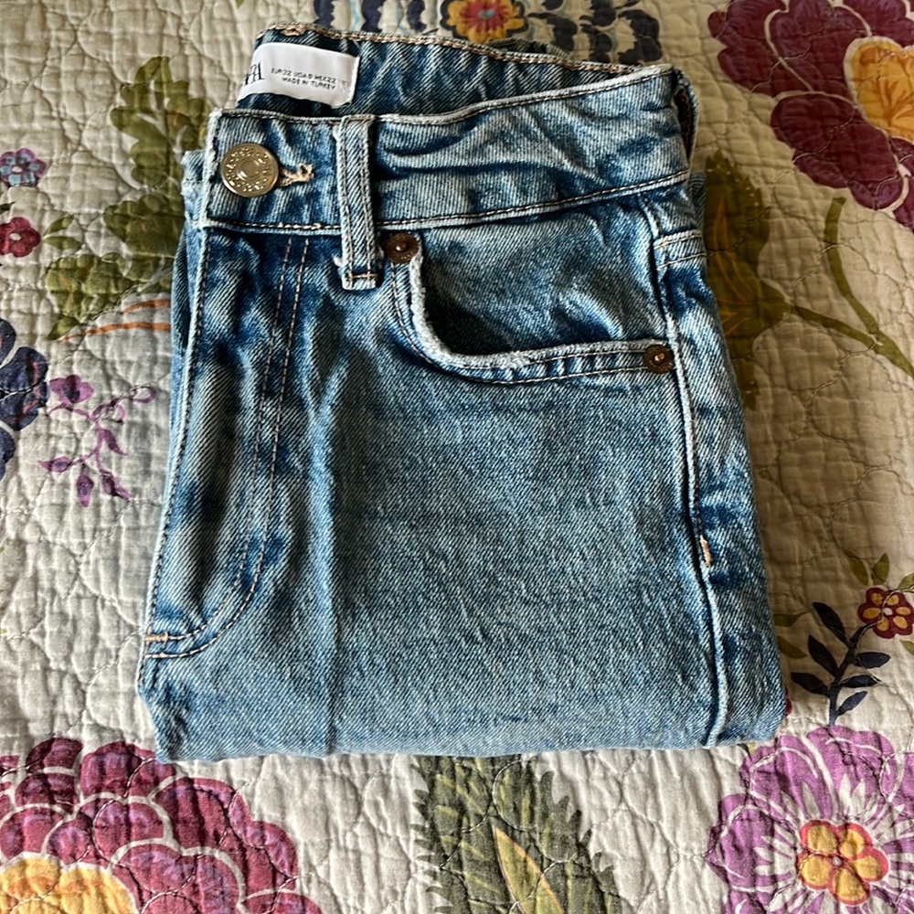 Zara Straight leg jeans medium wash, size 0